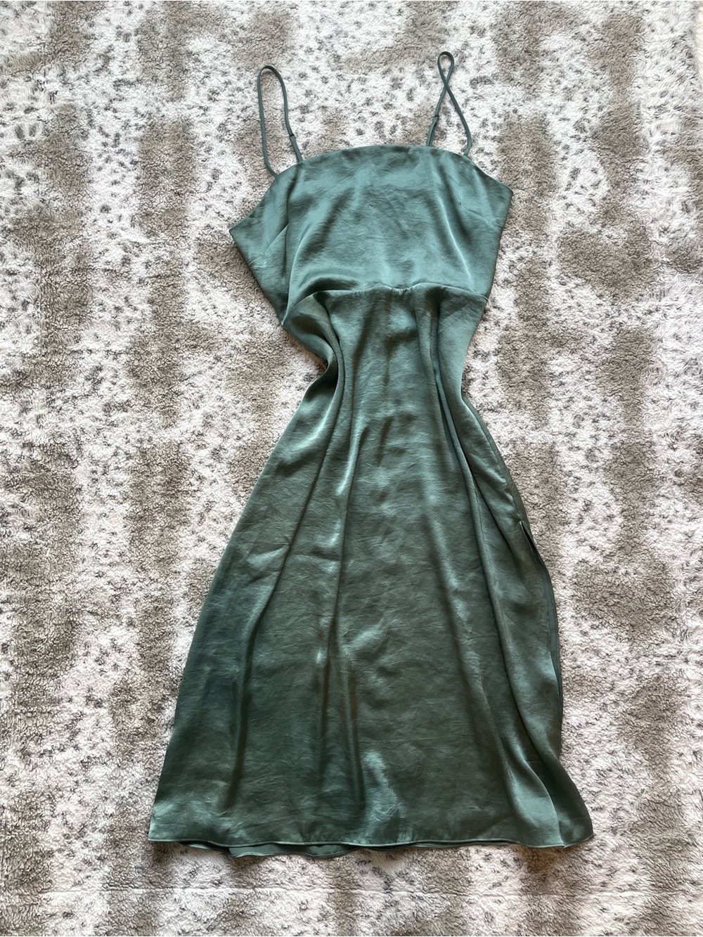 Ariztia Wilfred Magdalena Satin Dress
Satin squareneck dress with slit - Picture 2 of 6